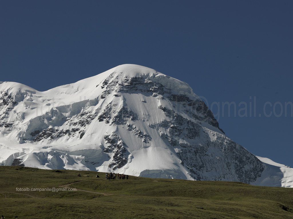 Zermatt CH 654 Riffelberg escursionisti dietro Breithorn 0000