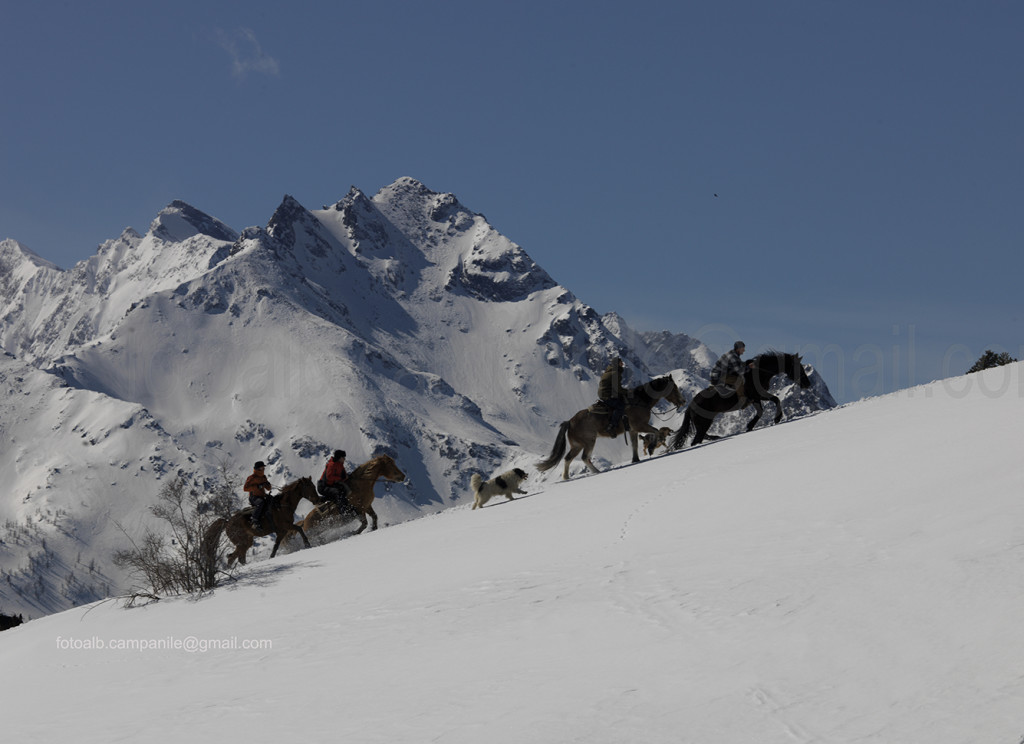 53 Valle Aosta Vetan 335 cavalieri dietro Becca del Merlo 0000