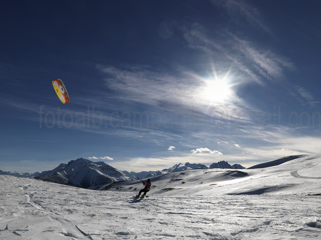 66 Valle Aosta Vetan 813 snow kite al pianoro di Pesse 0000