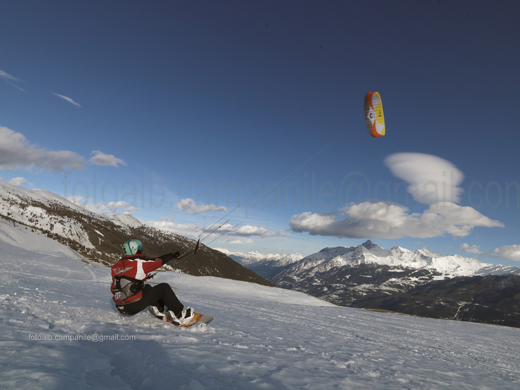 72 Valle Aosta Vetan 936 snow kite al pianoro di Pesse 0000
