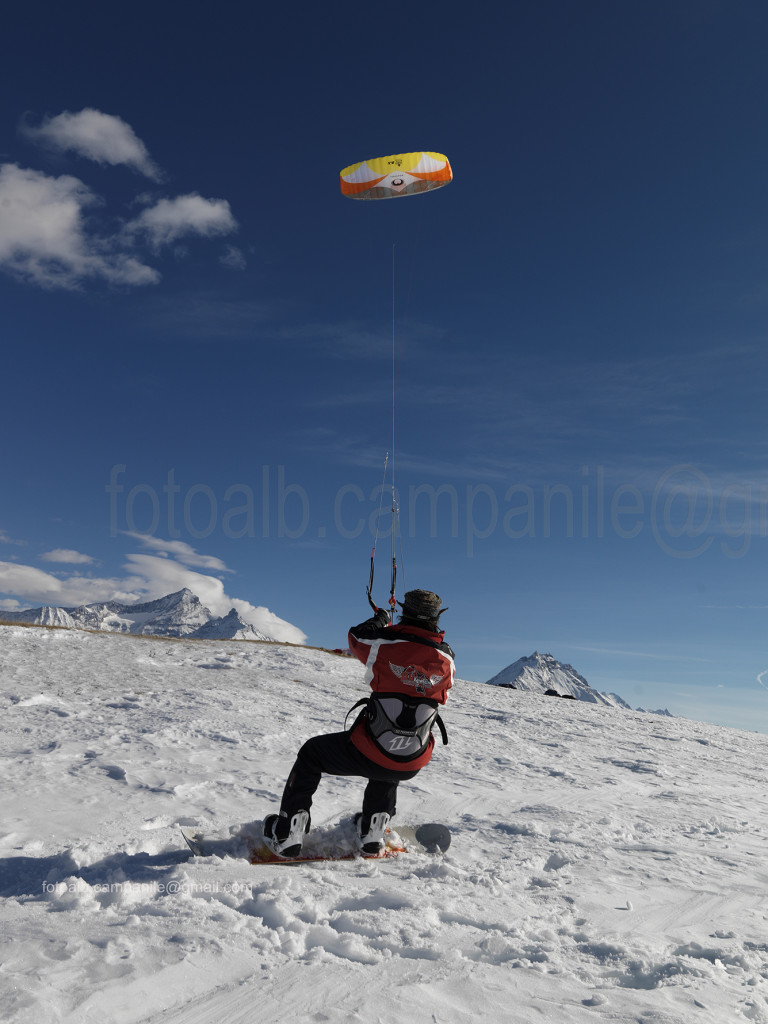 74 Valle Aosta Vetan 811 snow kite al pianoro di Pesse 0000