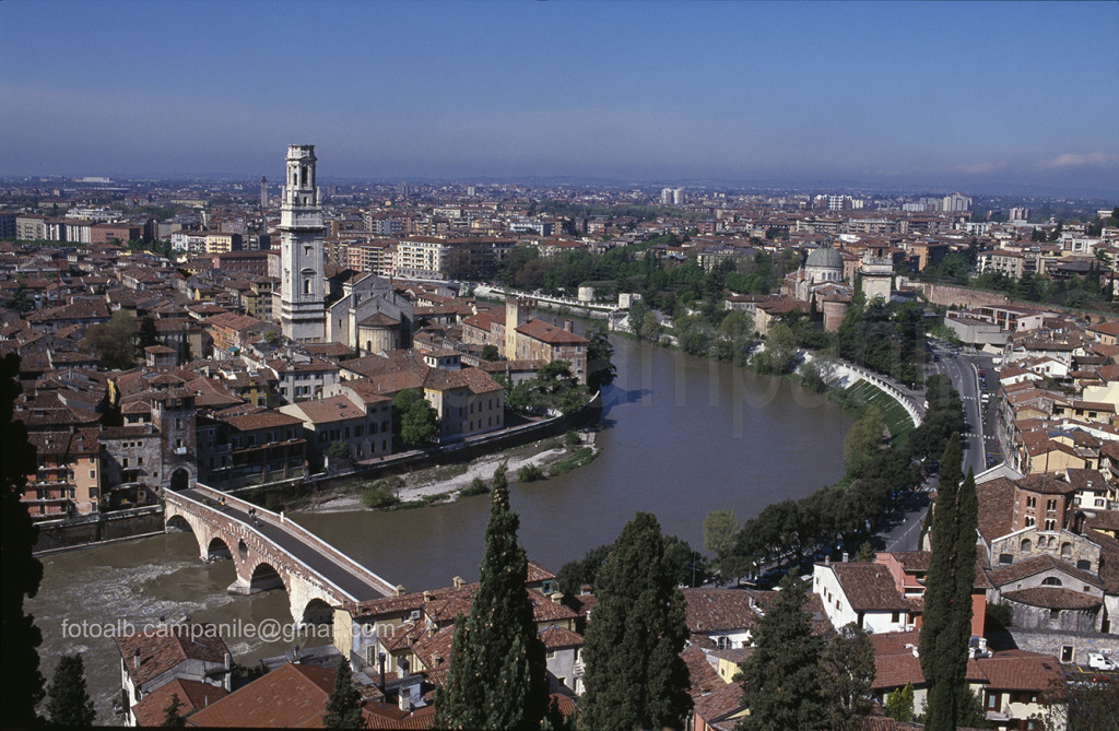 VR Verona 010 Il Ponte della Pietra e il campanile del Duomo