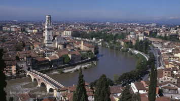 VR Verona 010 Il Ponte della Pietra e il campanile del Duomo