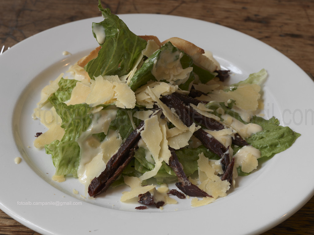 145 SA 127 Flinders Ranges Parachilna Hotel Prairie emu insalata e formaggio