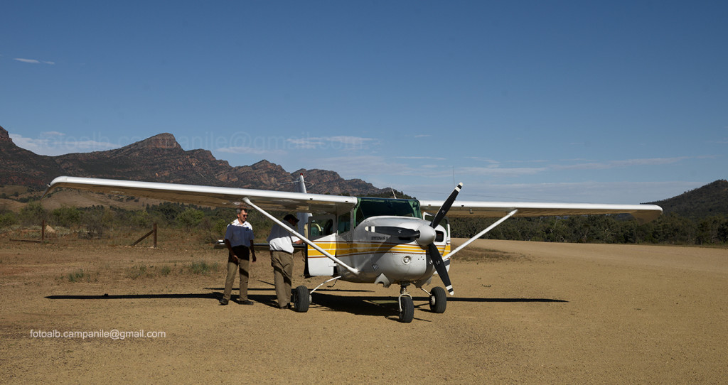 South Australia 698 Flinders Ranges NP, Wilpena Pound, aeroporto 0000