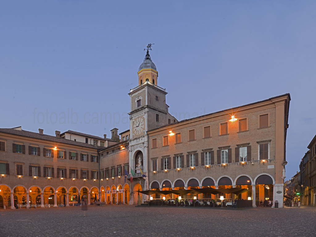 Grande square (Piazza Grande), Modena, Emilia Romagna, Italy, Europe