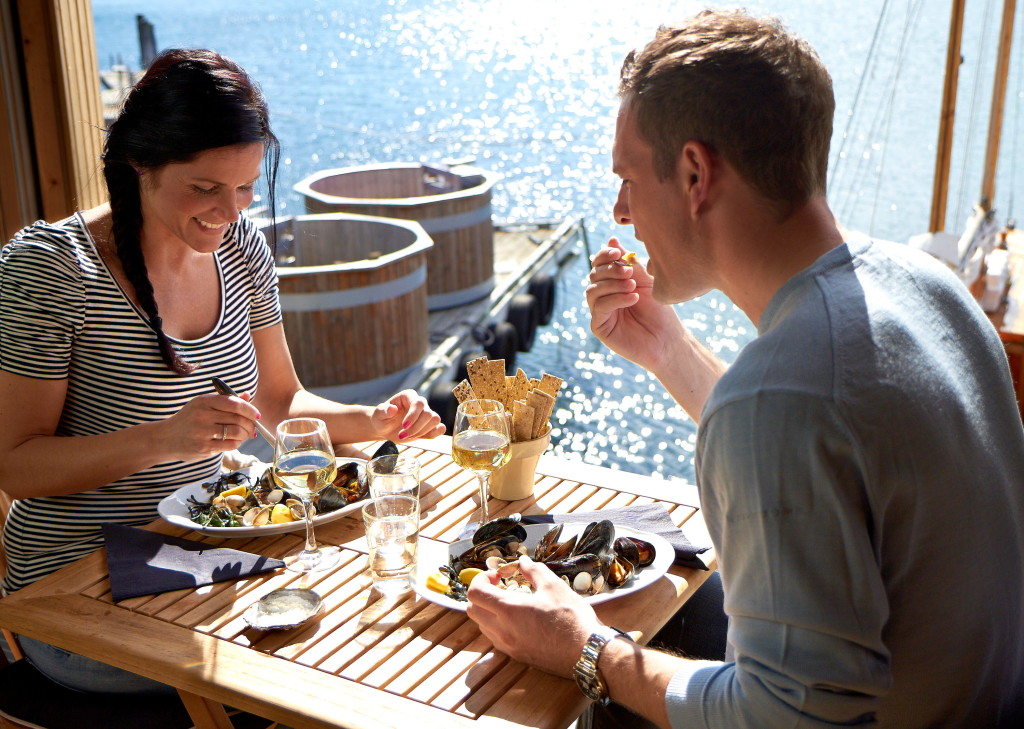 couple-eating-mussel-dinner-by-the-sea-photo-jon
