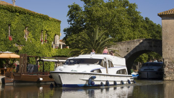 Canal du midi juin 2008 Le Somail en Minervois AUDE Philippe Benoist IMAGES BLEU SUD Canon EOS 5D  2008-06-18 18:05:46 Philippe Benoist IMAGES BLEU SUD f/22 1/200sec ISO-640 75mm