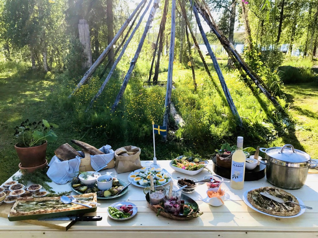 foto HuuvaHideaway_sami buffet all'aperto_Heart of Lapland (2)