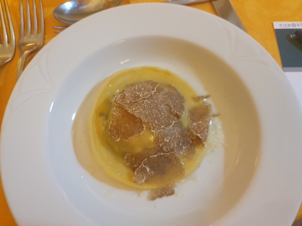 Domodossola, Ristorante Istituto Alberghiero Rosmini, L'Uovo Bio nel Raviolo con tartufo bianco d'Alba, foto M.Ghisoni