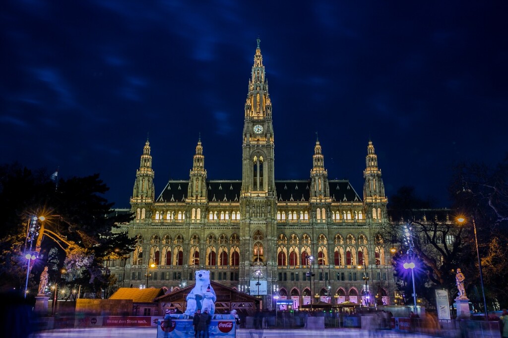 Il Municipio di Vienna illuminato a festa