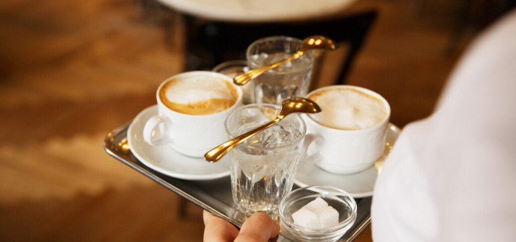  caffé e l'immancabile bicchierino d'acqua. un classico dei Caffé Viennesi,  Vienna Turismo
