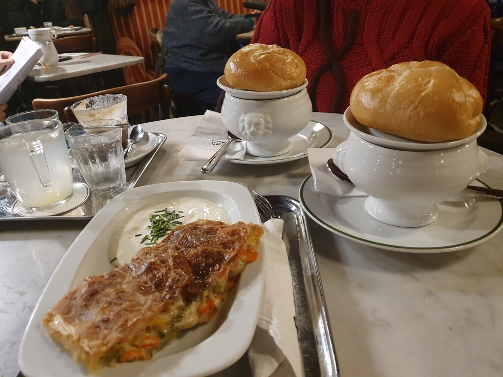 zuppa di gulash e strudel salato al Café Hawelka, ph. M. Ghisoni