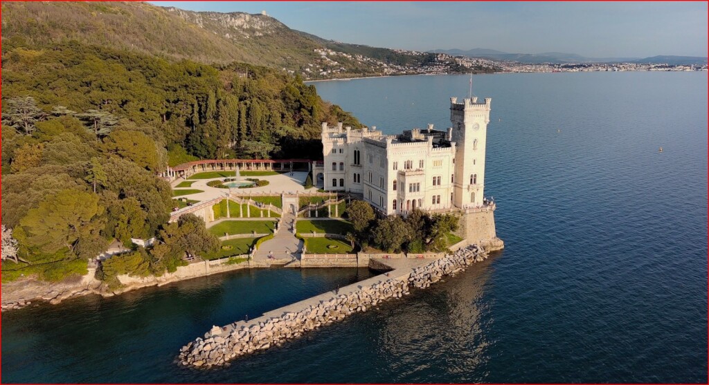 Trieste, Castello di Miramare e la città sullo sfondo