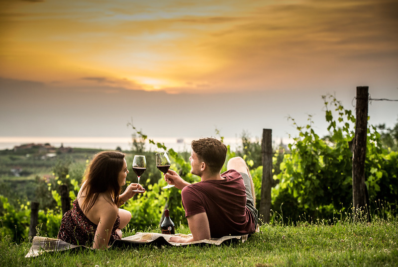 Un buon bicchiere di Terrano al tramonto credits Ente Sloveno per il turismo